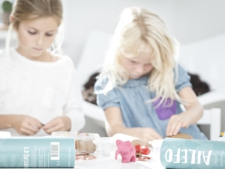 to koncentrerede piger leger med ailefo økologisk modellervoks