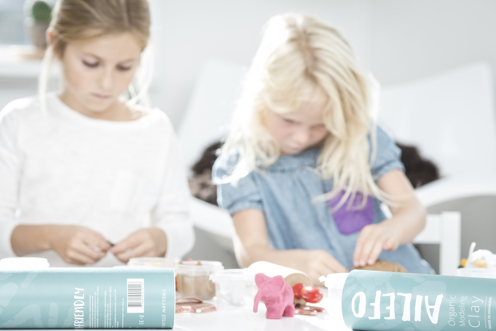 to koncentrerede piger leger med ailefo økologisk modellervoks