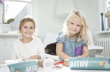 to glade piger leger med ailefo økologisk modellervoks