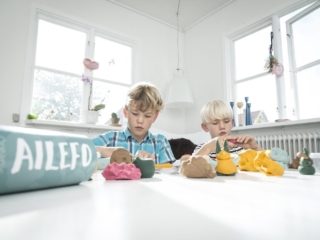 to drenge leger med ailefo økologisk modellervoks