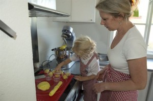 mom and daughter producing ailefo organic modeling clay, product development